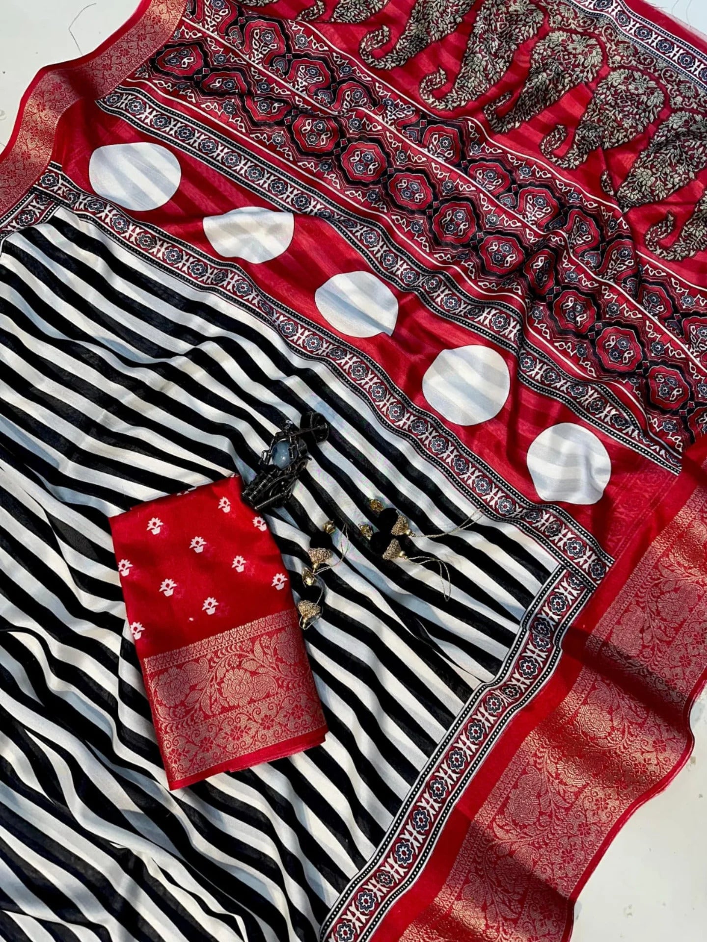 Dola Silk Saree With Jacquard Gap Bodar desgin print