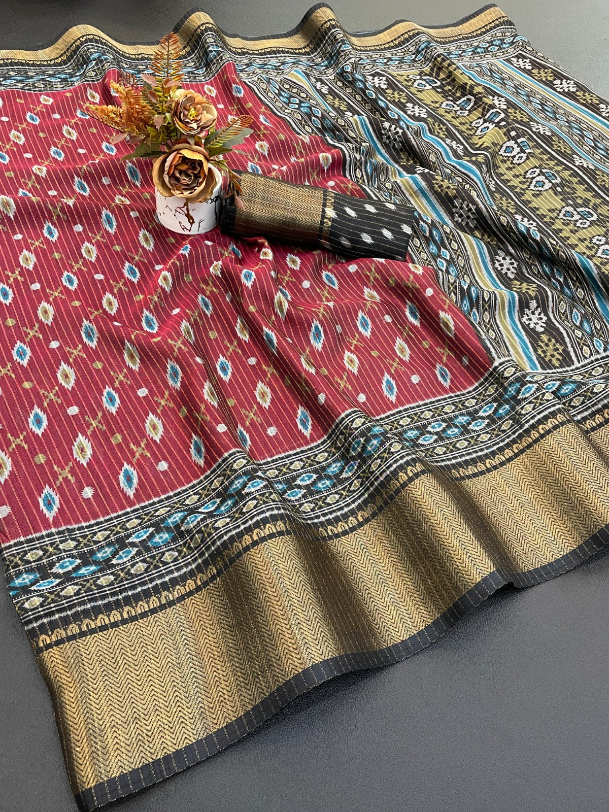 Dola Jaquard Jari Lining Woven Printed Saree With Blouse