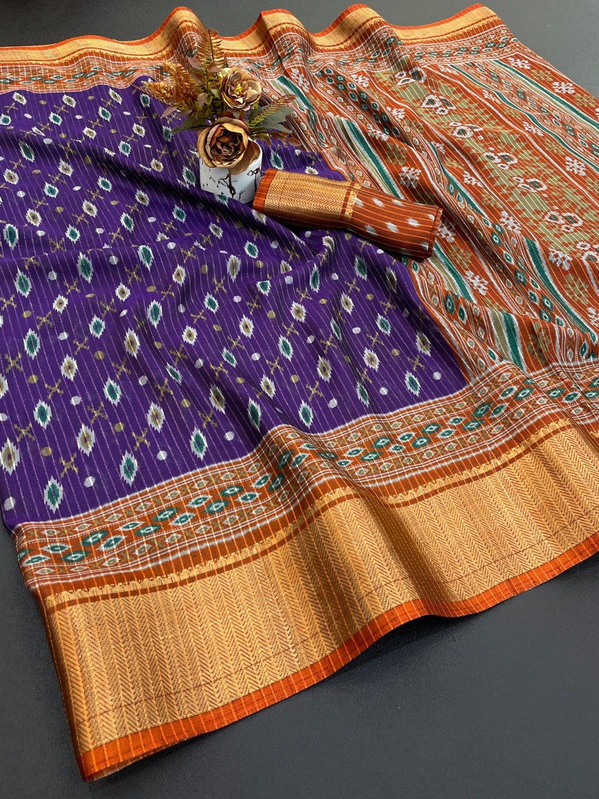 Dola Jaquard Jari Lining Woven Printed Saree With Blouse